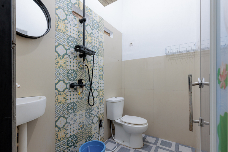 Bathroom 3, RedDoorz @ Jalan Otista Karawang, Karawang