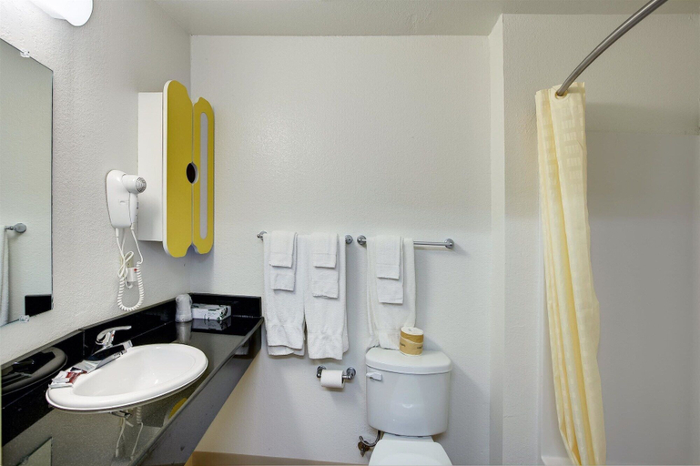 Bathroom 4, Studio 6 Sweetwater, TX, Nolan