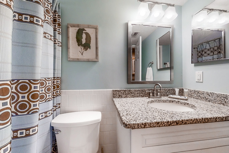 Bathroom 5, Sailmaker 203 Lovely 2BR Oceanfront Patio Pool, Nassau