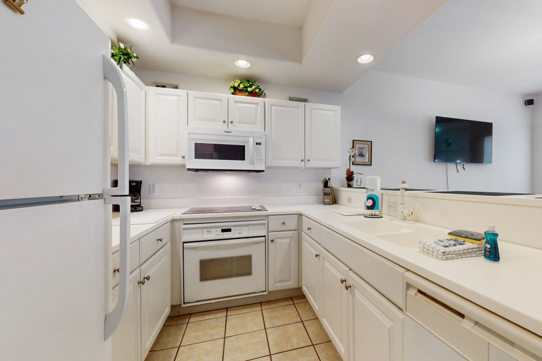 Private kitchen 5, Spacious Townhome With Shared Pool Near Golf, Marinas, & Restaurants, Flagler