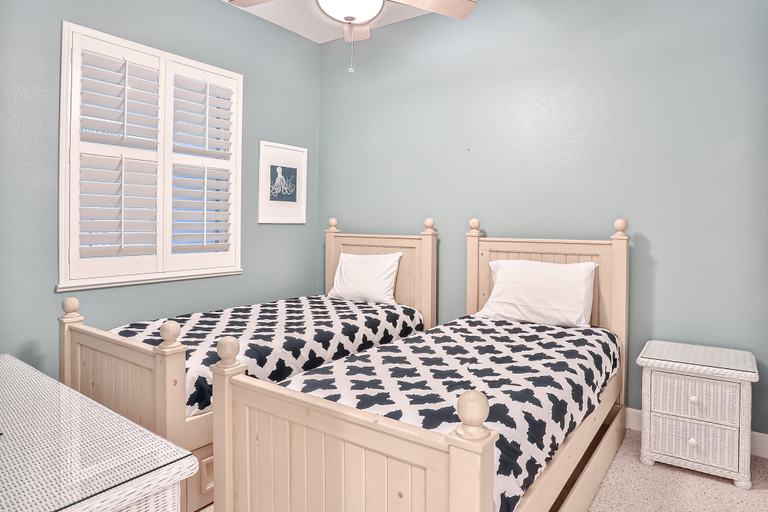 Room 5, Elegant Waterfront Condo With Central AC, Balcony, and Shared Pools & hot Tubs, Flagler