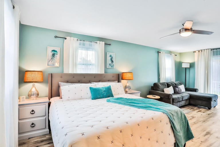 Room 2, Sunny Upper Level 1 Block From 2 Beaches W/private Pool, High-speed Wi-fi, Saint Johns