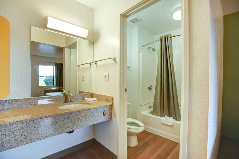 Bathroom 4, Motel 6 Elkton, MD, Cecil