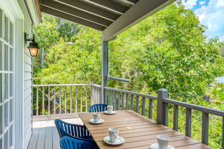 Outdoor dining, Colonial Quarter Hideaway With Modern Comforts & Balcony - Near the Beach, Saint Johns