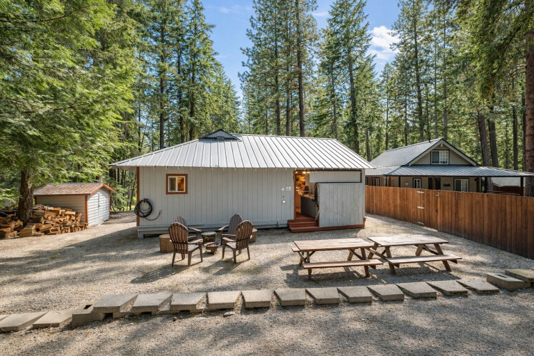 Exterior 5, Alpine Getaway 2 Bedroom Home by RedAwning, Chelan