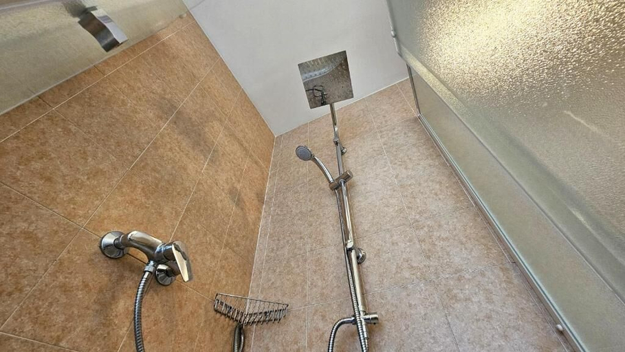 Bathroom 4, Opera e tLove, Verona