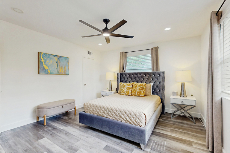 Room 5, Stylish Avondale Home Pet-friendly & Walkable, Duval