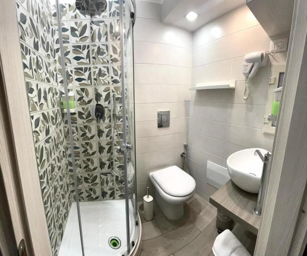 Bathroom 5, Valentines house, Napoli
