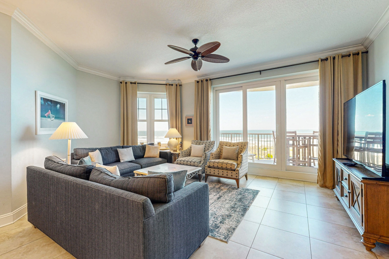Living area 3, Oceanfront Condo With Great Ocean View, Balcony, Fast Wifi & 2 Shared Pools, Nassau