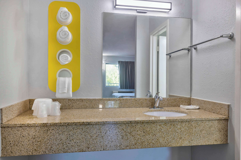 Bathroom 5, Motel 6 Hammond, In - Chicago Area, Lake