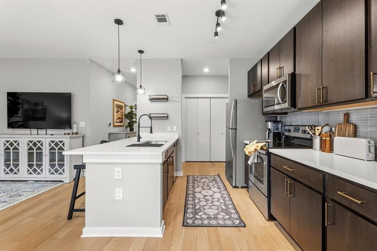 Private kitchen 4, 2112 Thornton, Travis