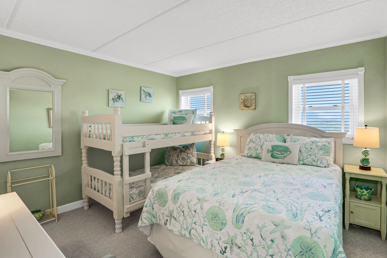 Room 3, Ocean-view Condo With a Scenic Balcony & W/D - Pool and Beach Access, Nassau