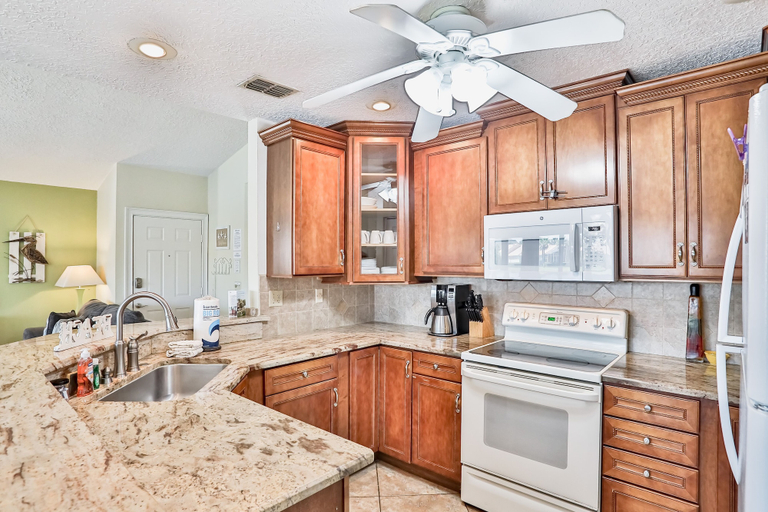 Private kitchen 2, Charming Home With Pool, Patio, Tennis, Central AC, & Washer/dryer, Saint Johns