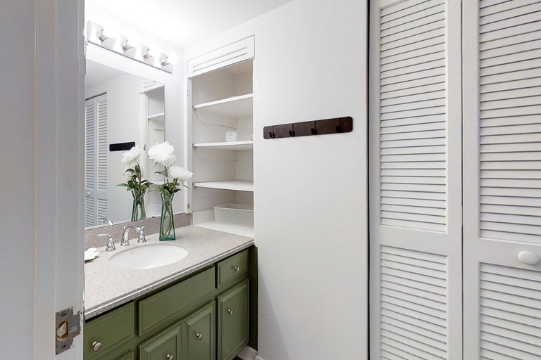 Bathroom 5, Bright & Airy Dog-friendly Condo W/shared Pool, Free Wifi, Central AC, & W/D, Nassau