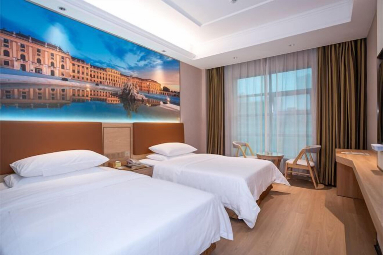Bedroom 5, Vienna Hotel (Chibi Gaotiezhan), Xianning