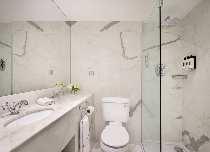 Bathroom 3, The Rubens at the Palace, London
