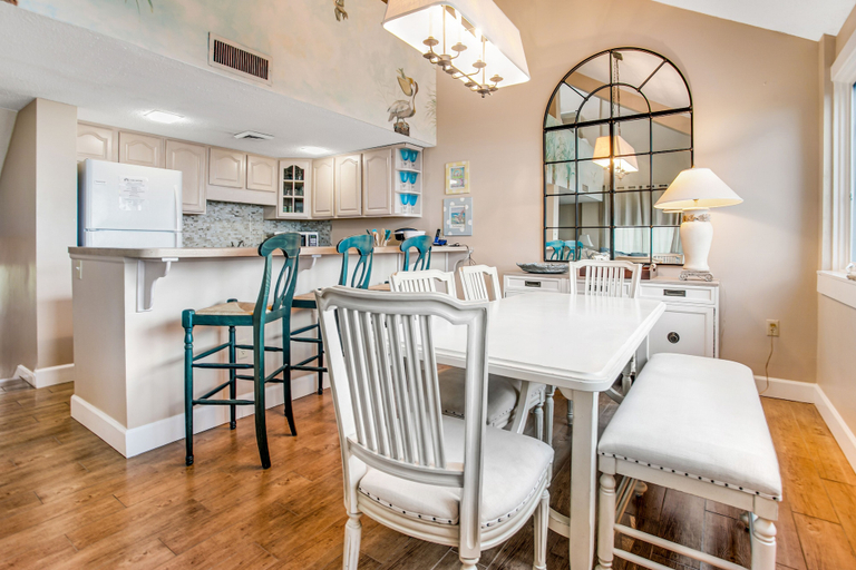 Room 2, Ocean-view 4th-floor Condo With Balcony, Outdoor Pool & Central AC, Nassau