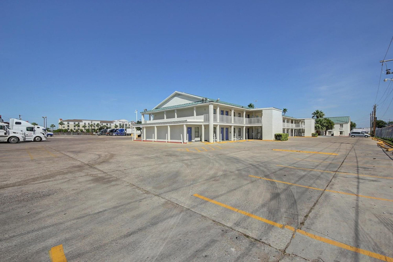 Exterior & Views 2, Motel 6 Laredo, TX - North I-35, Webb