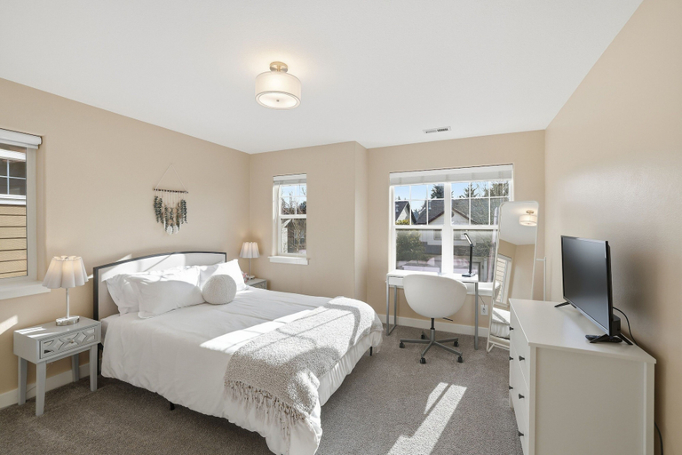 Room 4, Bethany Breeze - Comfort, Style, And Convenience 4 Bedroom Home, Washington