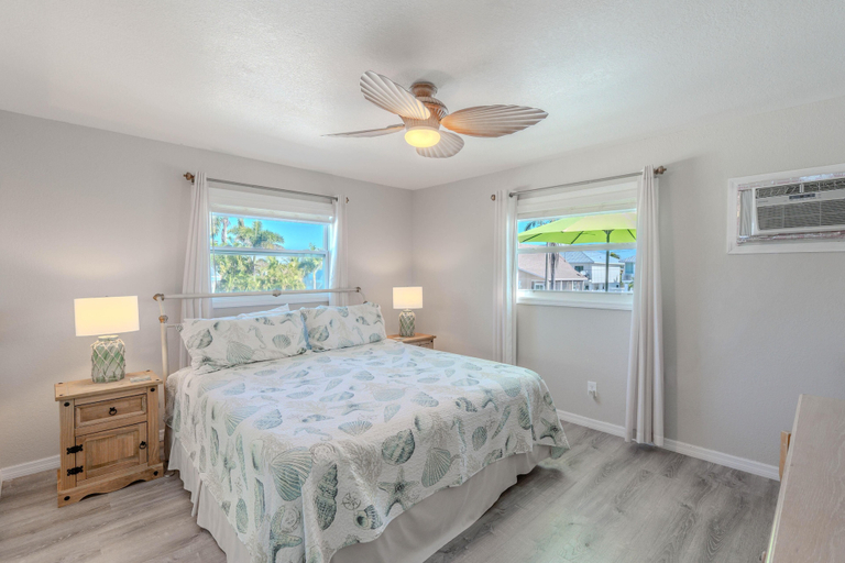 Room 4, Blue Pearl Manor Upper, Lee