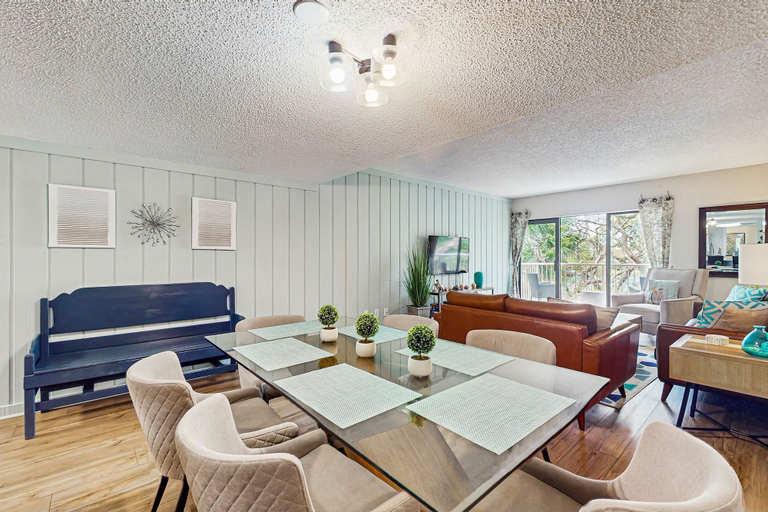 Room 2, Sun-kissed Condo in Prime Location W/shared Pool, Private W/d, Free Wifi, AC, Nassau