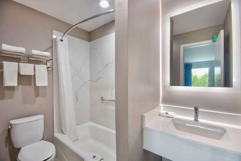 Bathroom 4, Motel 6 Sulphur, LA, Calcasieu