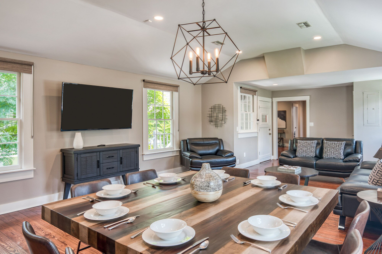 Room 5, Colonial Quarter Hideaway With Modern Comforts & Balcony - Near the Beach, Saint Johns