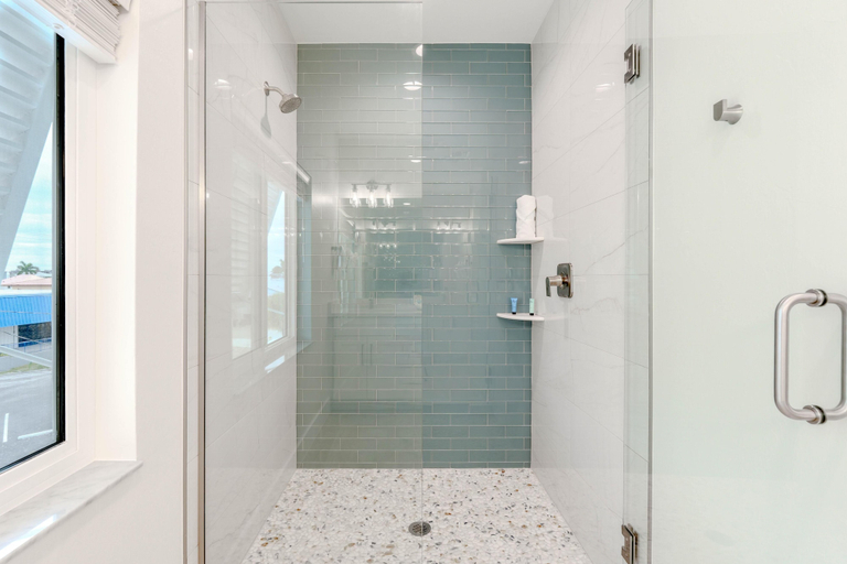Bathroom 3, Beach Nuts, Lee