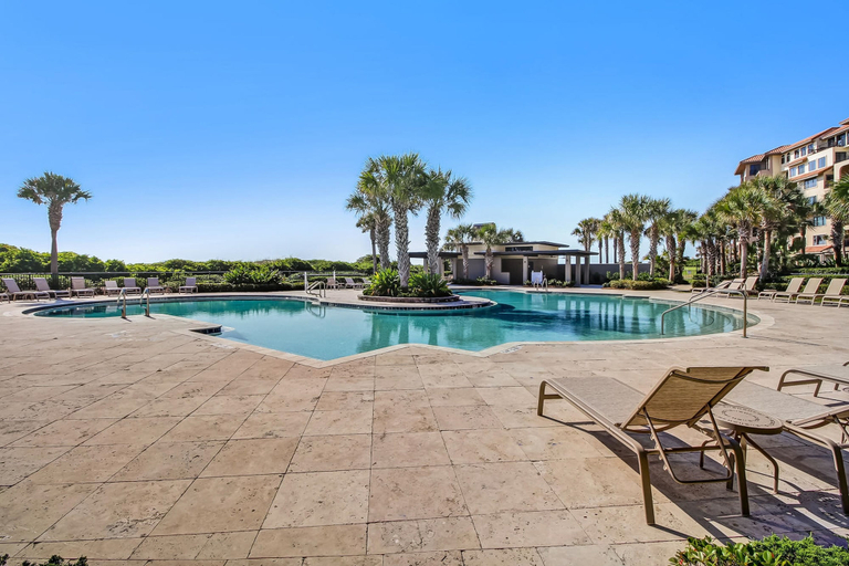 Pool 2, Bright & Airy Oceanfront Condo With Pool, Huge Balcony, Washer/dryer & AC, Nassau
