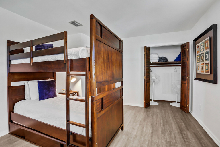 Room 3, Gorgeous Beachfront Home With Inviting Deck & Patio, Hammock, Amazing Views, Saint Johns