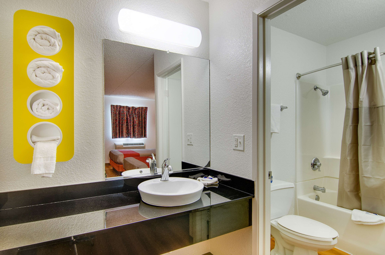 Bathroom 4, Motel 6 Salina, KS, Saline
