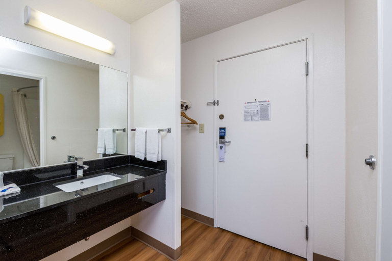 Bathroom 4, Motel 6 Waterloo, IA, Black Hawk