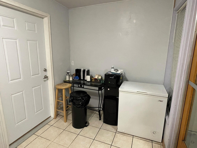 Public Area 2, Motel Oasis, Grant