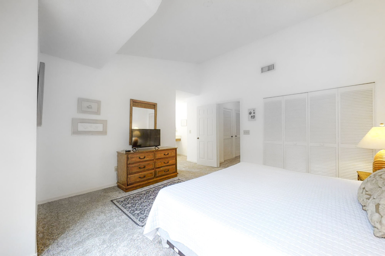 Room 3, Two-story Townhome With Fast Wifi & Pool - Steps From the Beach, Nassau