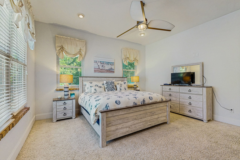 Room 5, Welcoming Home With Golf Course View, High-speed Wifi, and Central AC, Glynn