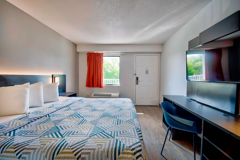 Bedroom 3, Motel 6 Warren, MI - Detroit East, Macomb