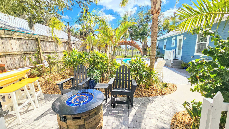 Terrace/patio 5, Surfside Oasis ~tropical Pool! Walk to the Beach!, Saint Johns
