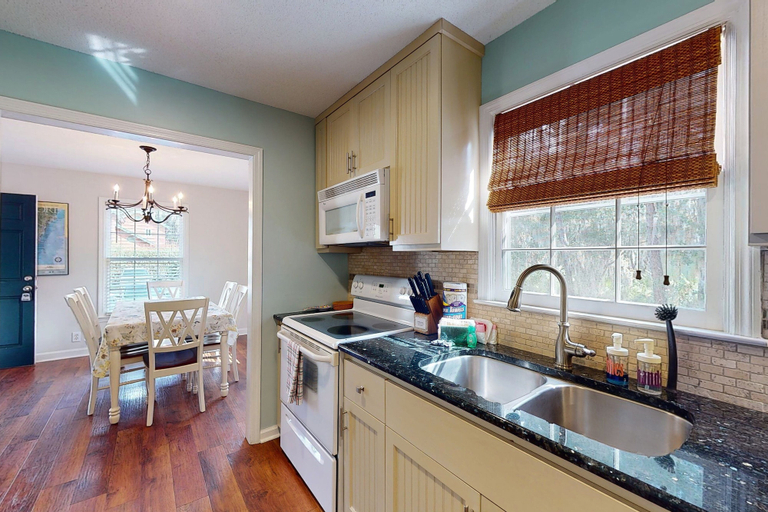 Private kitchen 2, Charming Dog-friendly Home With Deck, Golf Nearby, Full Kitchen, & Washer/dryer, Glynn