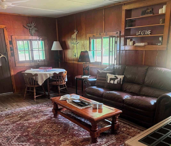 Living area 2, Gresham Shores - Smiling Moose - PET Friendly, Vilas