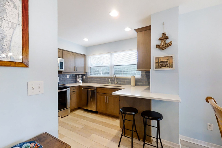 Private kitchen 3, Lovely Oceanfront Townhome W/free Wifi, Central AC, Shared Pool, Private W/D, Nassau