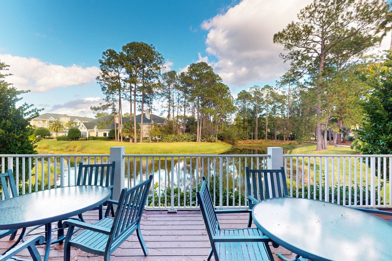 Outdoor dining, Spacious Condo With Pool, hot tub and Private Washer/dryer, Saint Johns