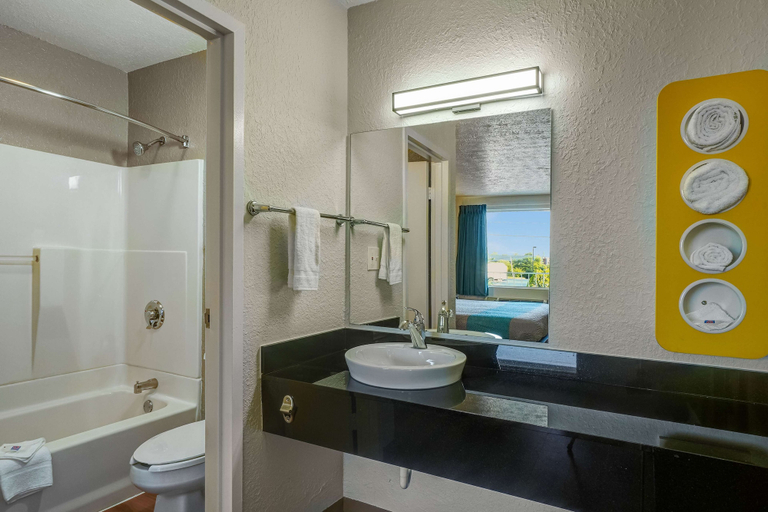 Bathroom 4, Motel 6 Lexington, KY - East I-75, Fayette