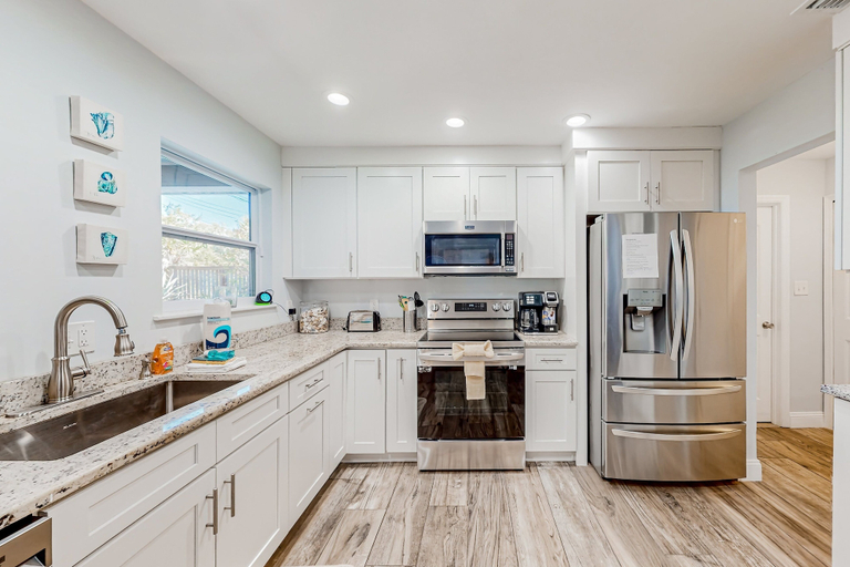 Private kitchen 4, Updated Home With Great Outdoor Space - Close to the Beach, Saint Johns