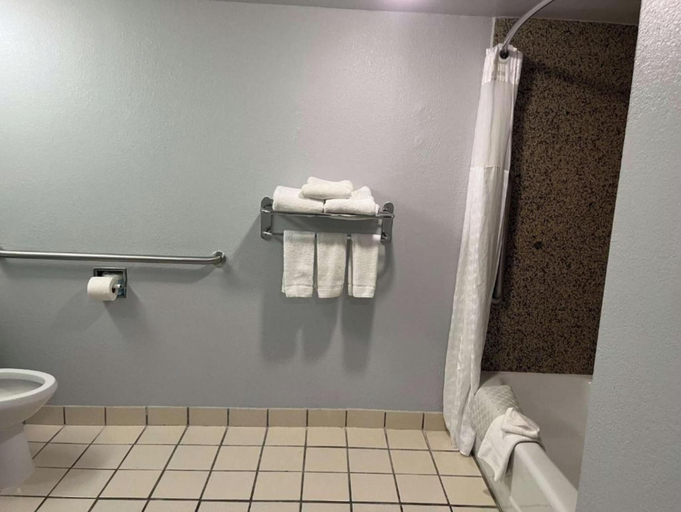 Bathroom 5, Fifth Season Suites, Potter