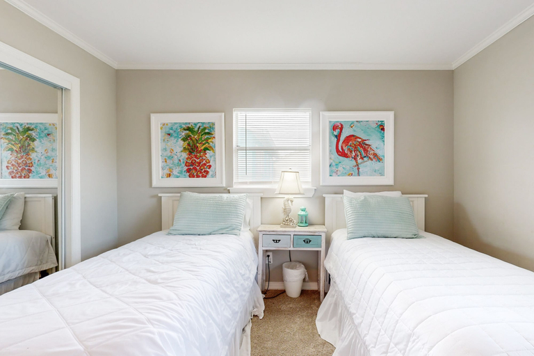 Room 4, Island Escape With Ocean-view Deck & Steps to Beach - Snowbirds Welcome, Nassau