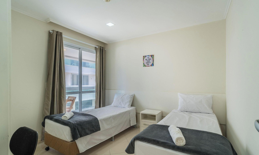 Spa, Beachfront Condominium w/ Pool in Morro das Pedras - Pros, Florianopolis
