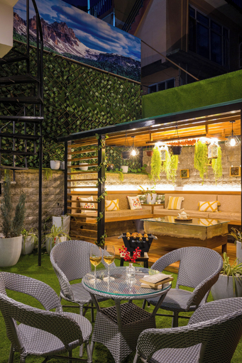 Outdoor dining 5, The Walnut Stays, Solan