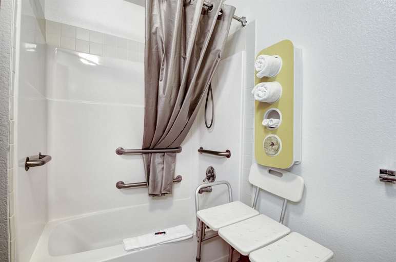 Bathroom 4, Motel 6 Colby, KS, Thomas