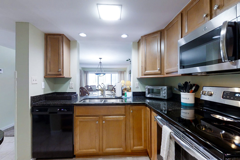Private kitchen 5, Updated, Oceanfront Condo With Balcony, Wifi & Shared Pool/clay Tennis Courts, Nassau