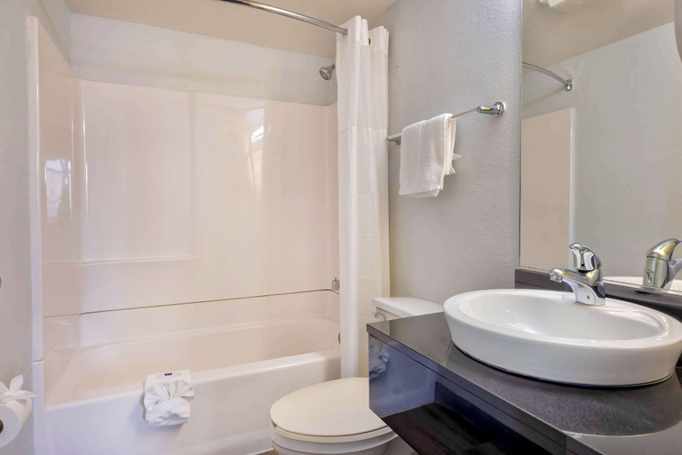 Bathroom 3, Motel 6 Villa Park, IL - Chicago West, Dupage